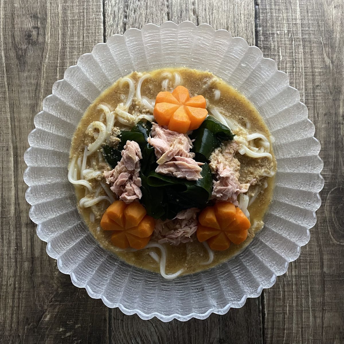 ツナとわかめのゴマだれ冷やしうどん