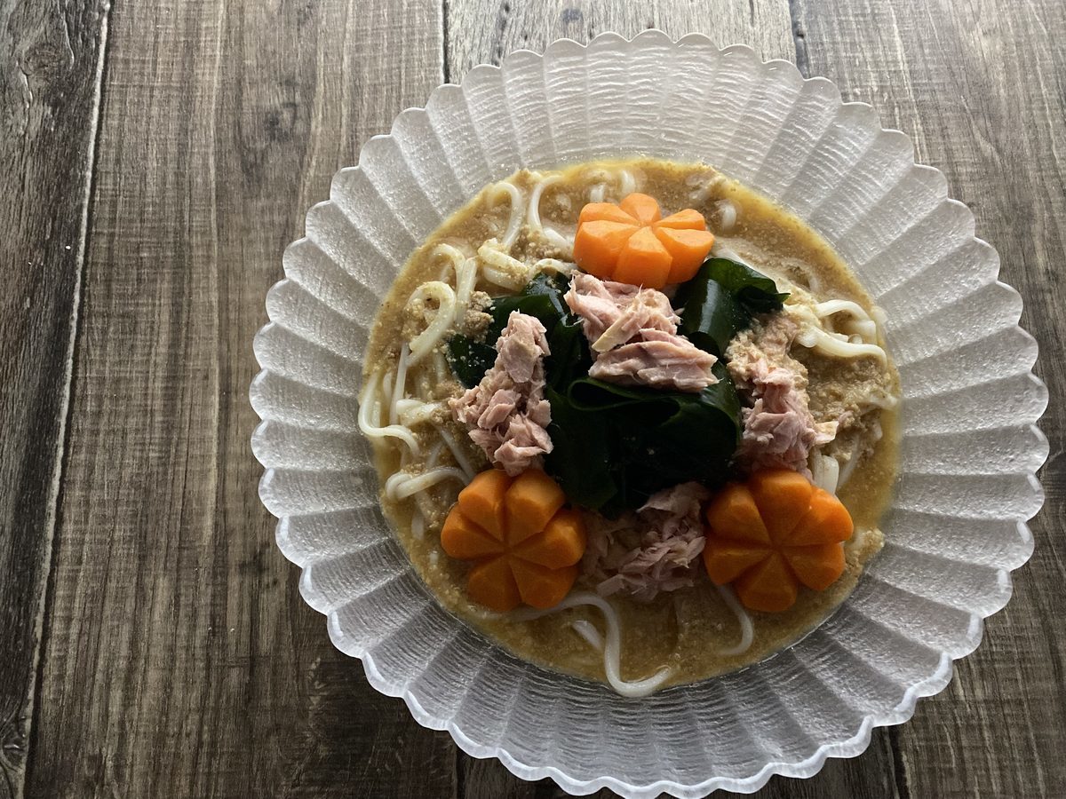 ツナとわかめのゴマだれ冷やしうどん