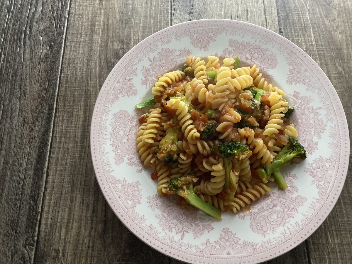 アンチョビとトマトソースのパスタ