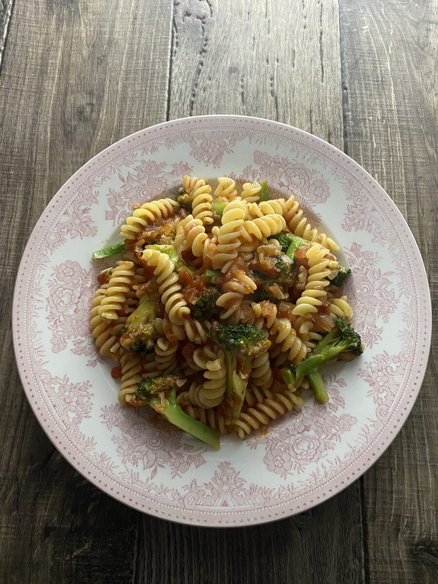 アンチョビとトマトソースのパスタ