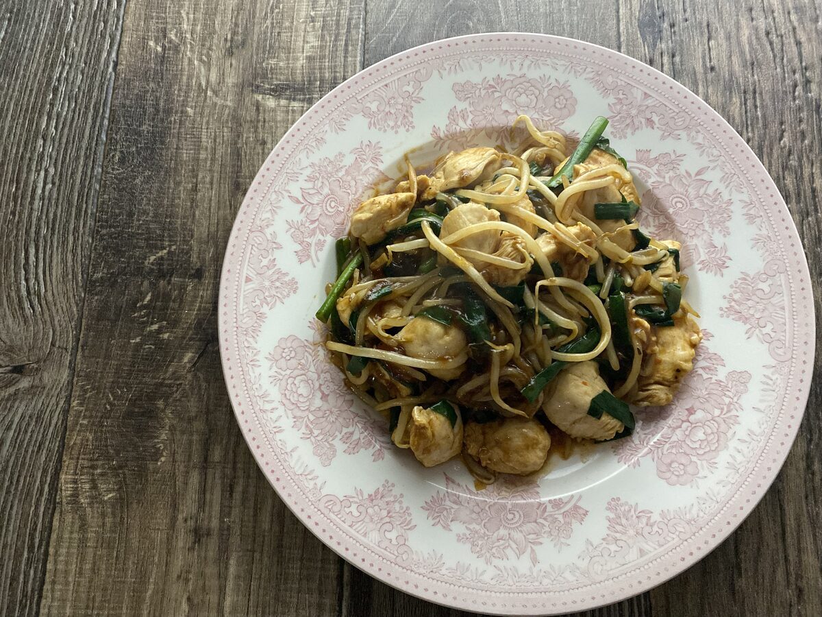 鶏むね肉とニラもやしの中華炒め