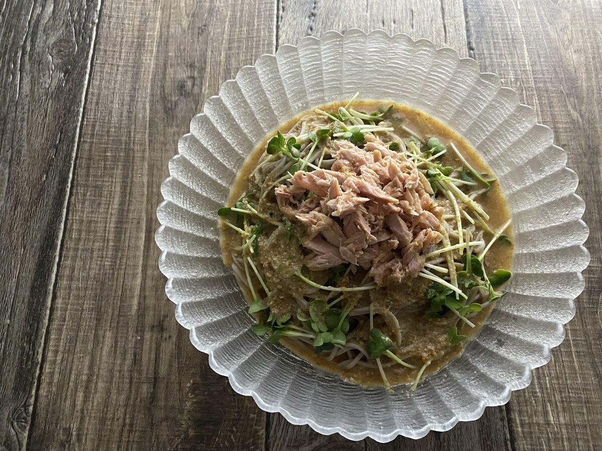 ツナと貝割れの冷やしゴマだれ蕎麦