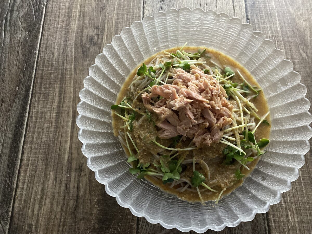 ツナと貝割れの冷やしゴマだれ蕎麦