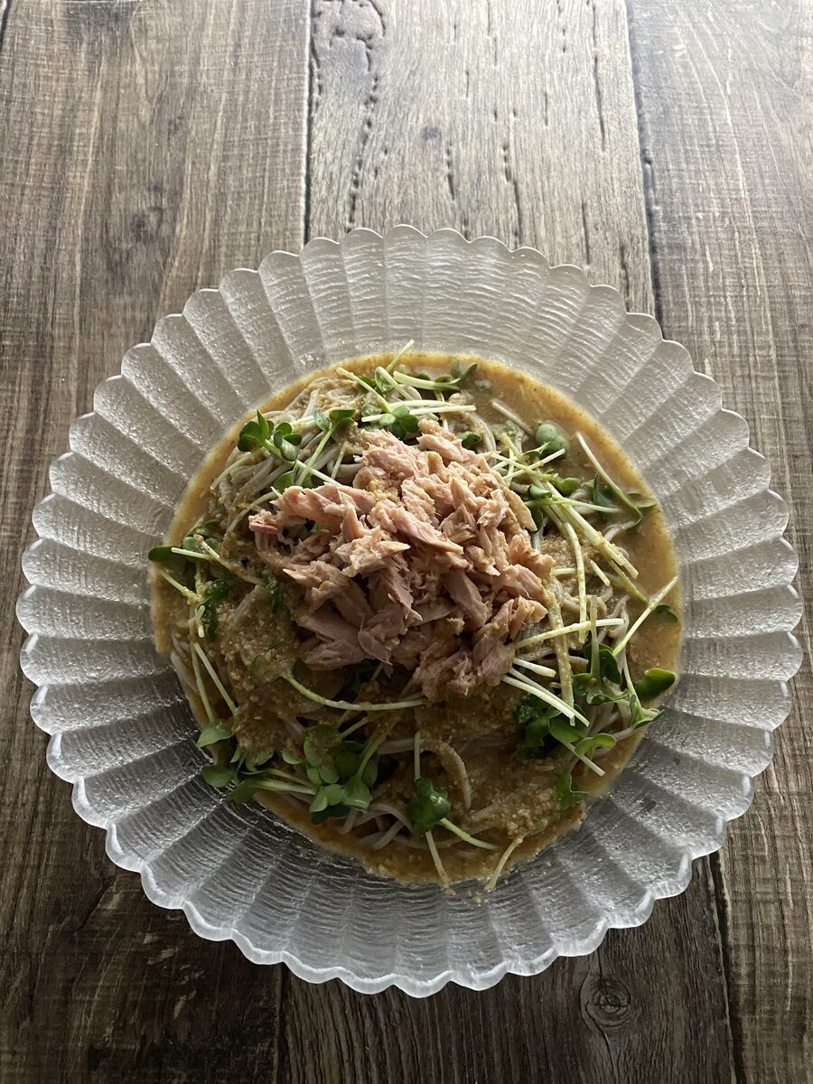 ツナと貝割れの冷やしゴマだれ蕎麦