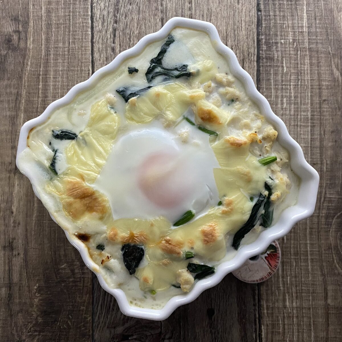 鶏むね肉と半熟卵のチーズグラタン