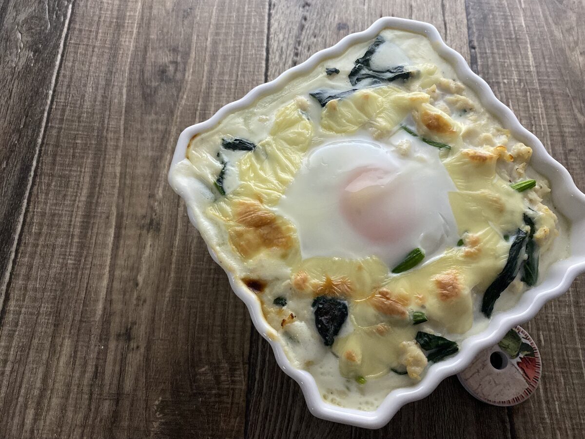 鶏むね肉と半熟卵のチーズグラタン