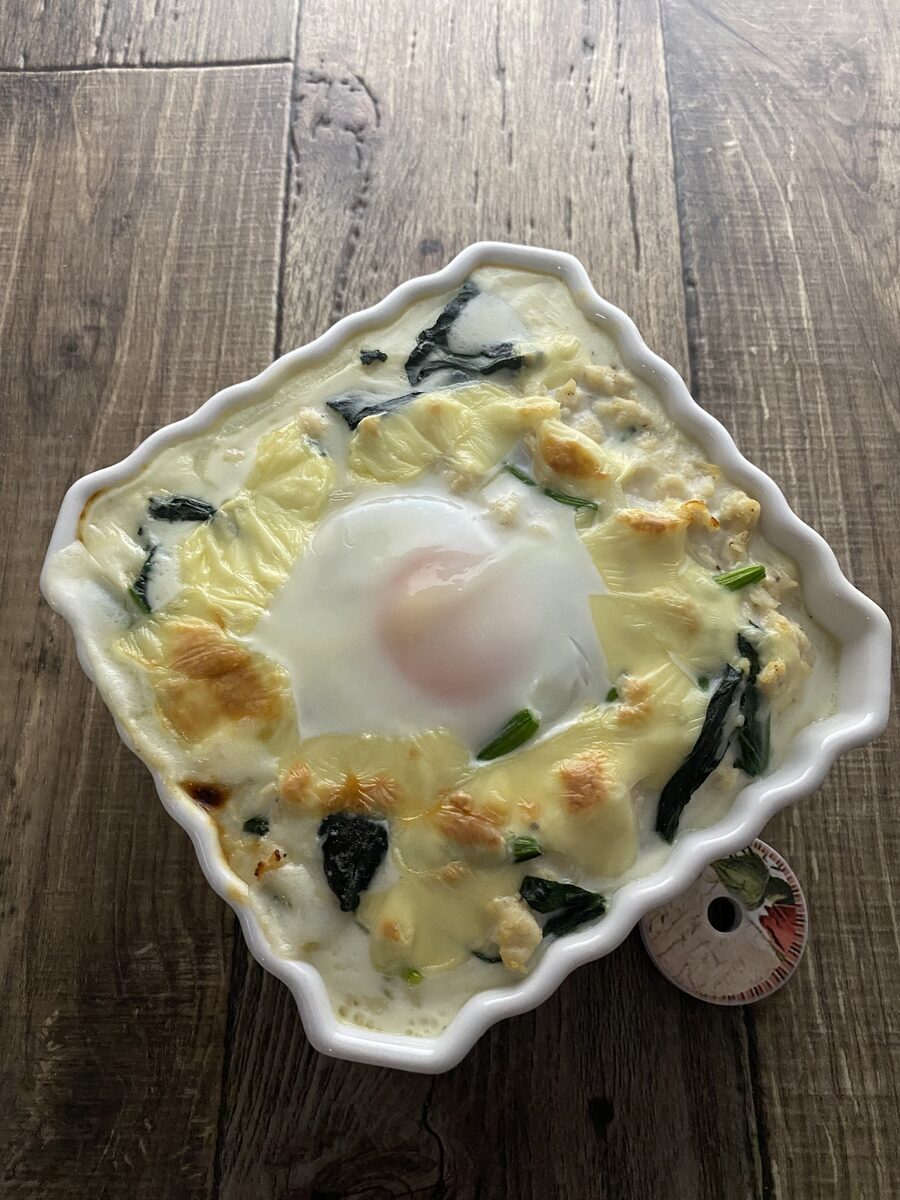 鶏むね肉と半熟卵のチーズグラタン