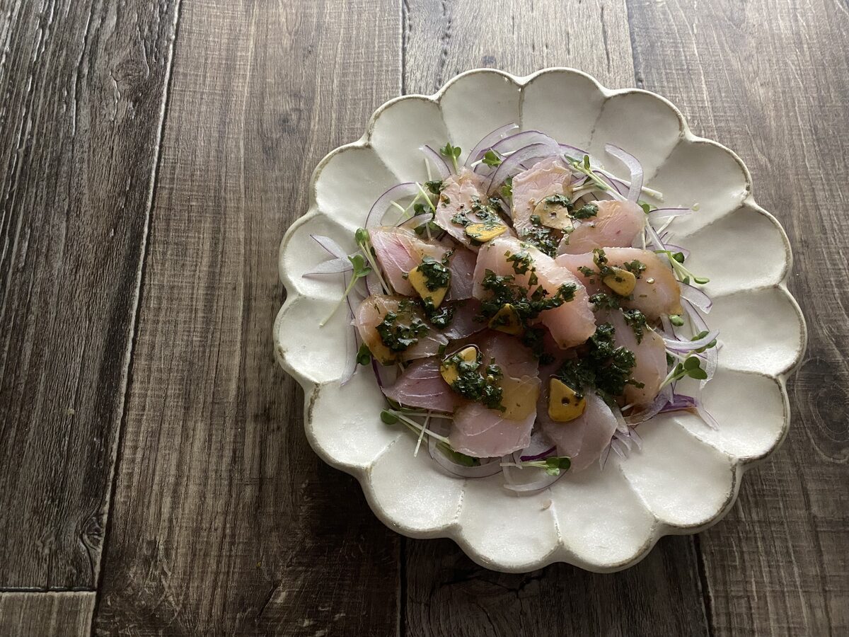 マグロのカルパッチョ 大葉にんにく醤油