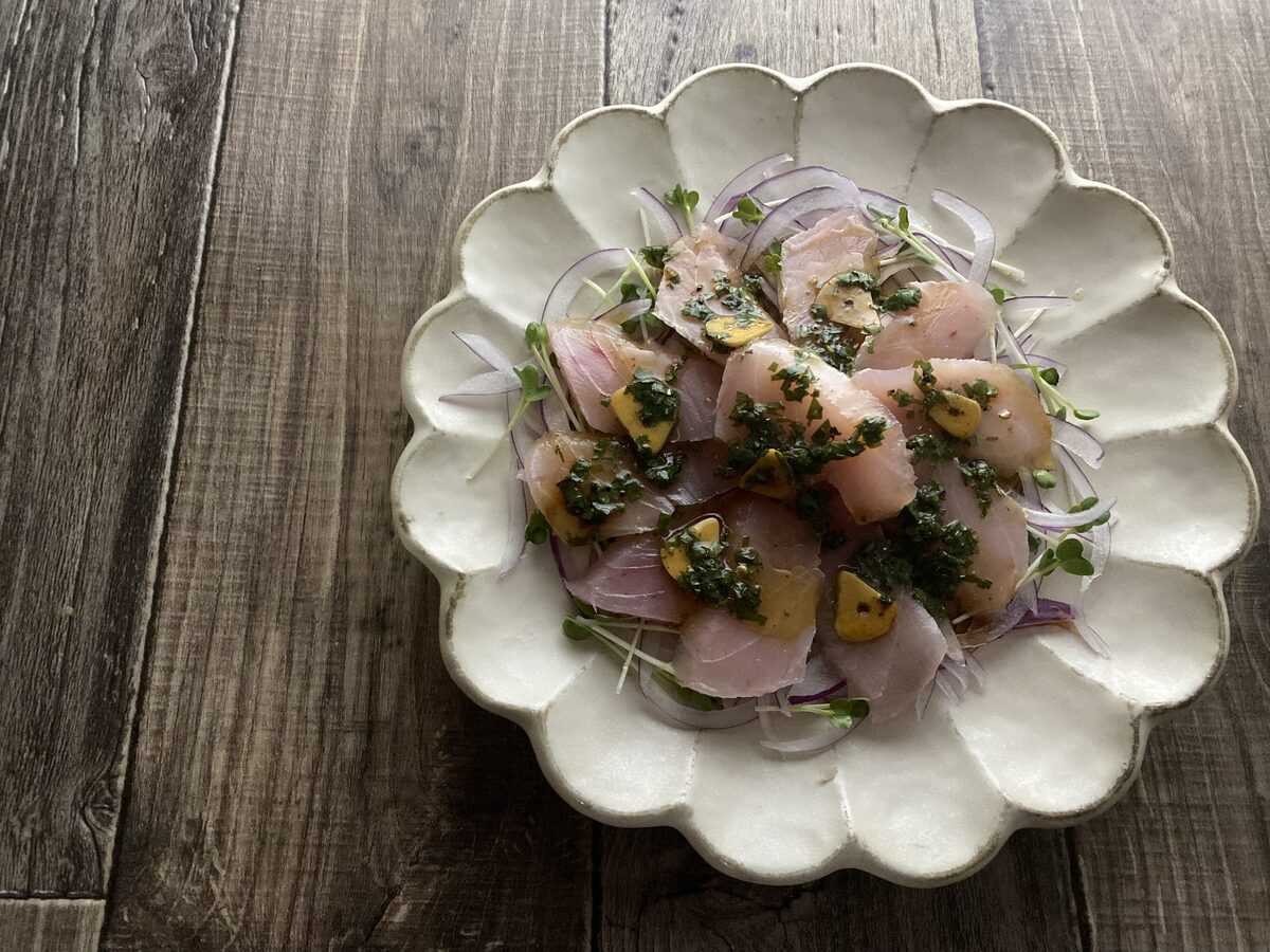 マグロのカルパッチョ 大葉にんにく醤油