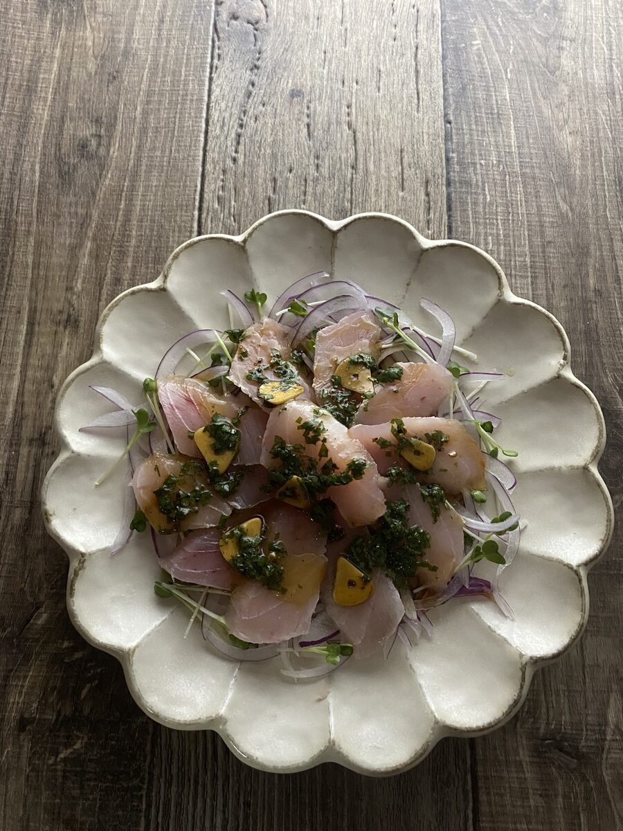 マグロのカルパッチョ 大葉にんにく醤油