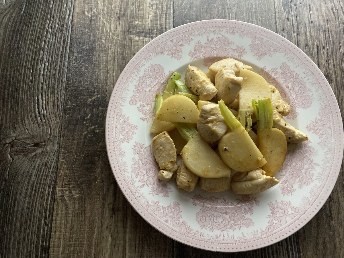 鶏むね肉とかぶのにんにく醤油炒め