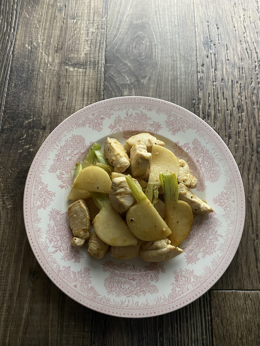 鶏むね肉とかぶのにんにく醤油炒め