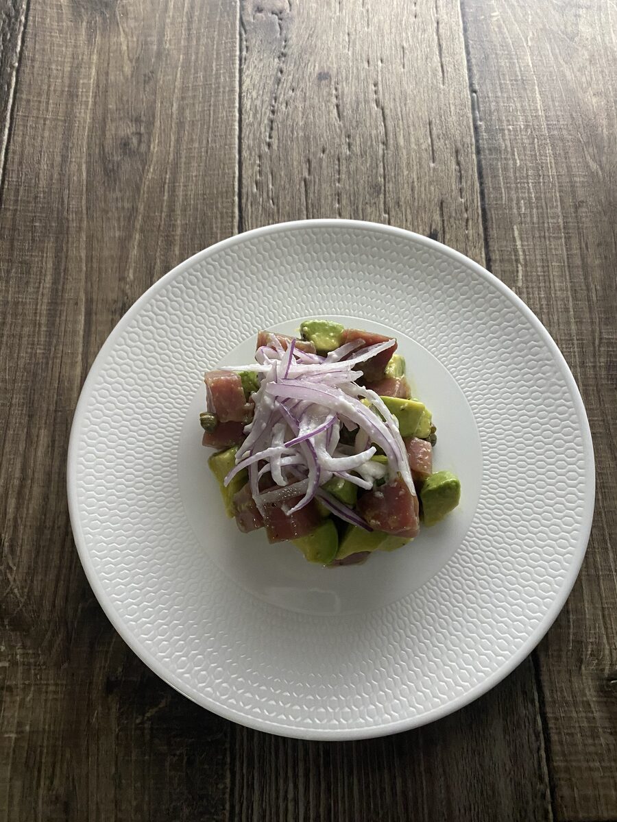 マグロとアボカドのタルタル ヨーグルトソース
