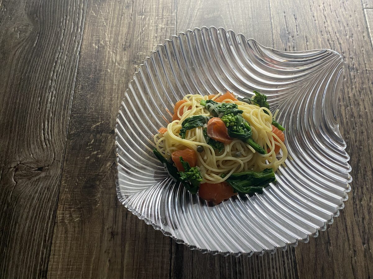 スモークサーモンと菜の花の冷製パスタ