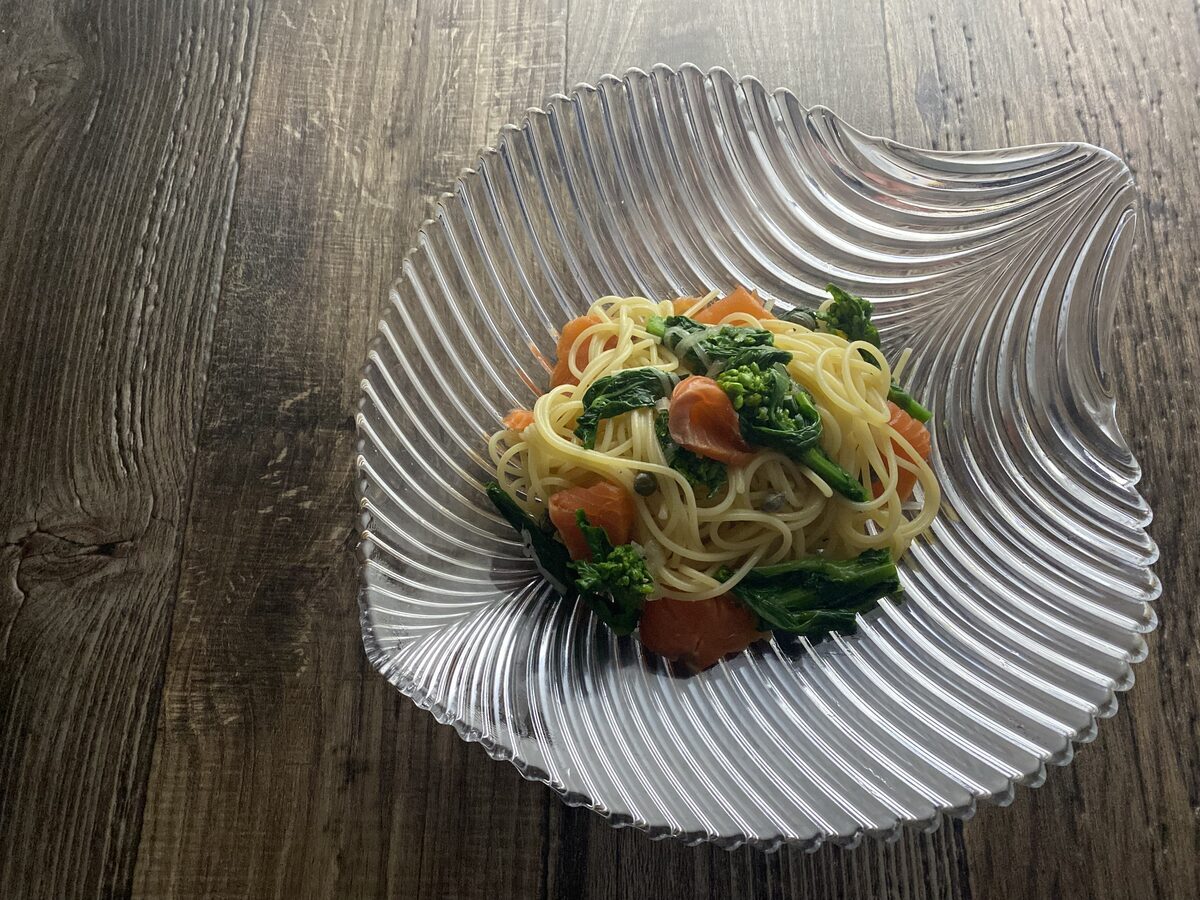 スモークサーモンと菜の花の冷製パスタ