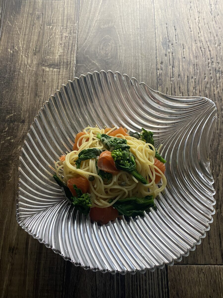 スモークサーモンと菜の花の冷製パスタ