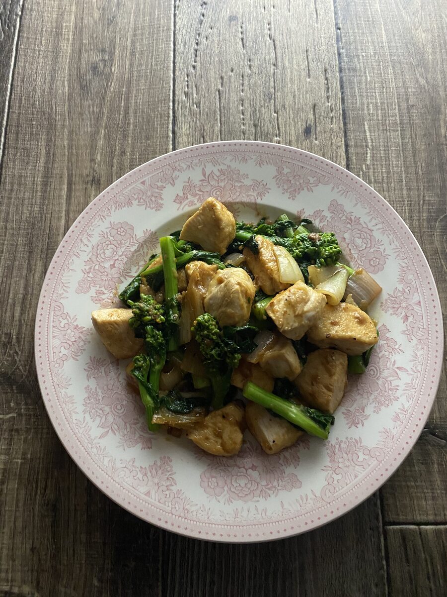 鶏むね肉と菜の花のガリバタ醤油