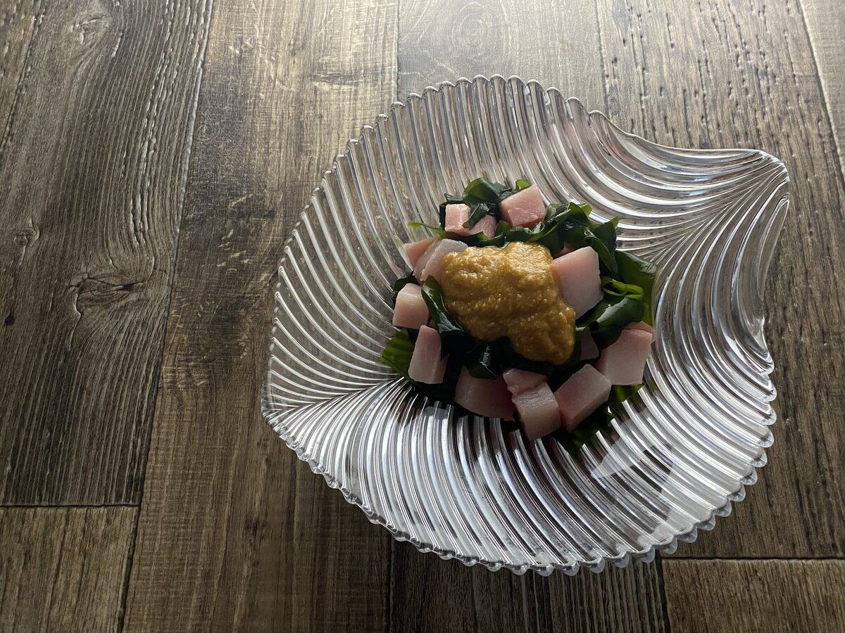 マグロとわかめの辛子酢味噌