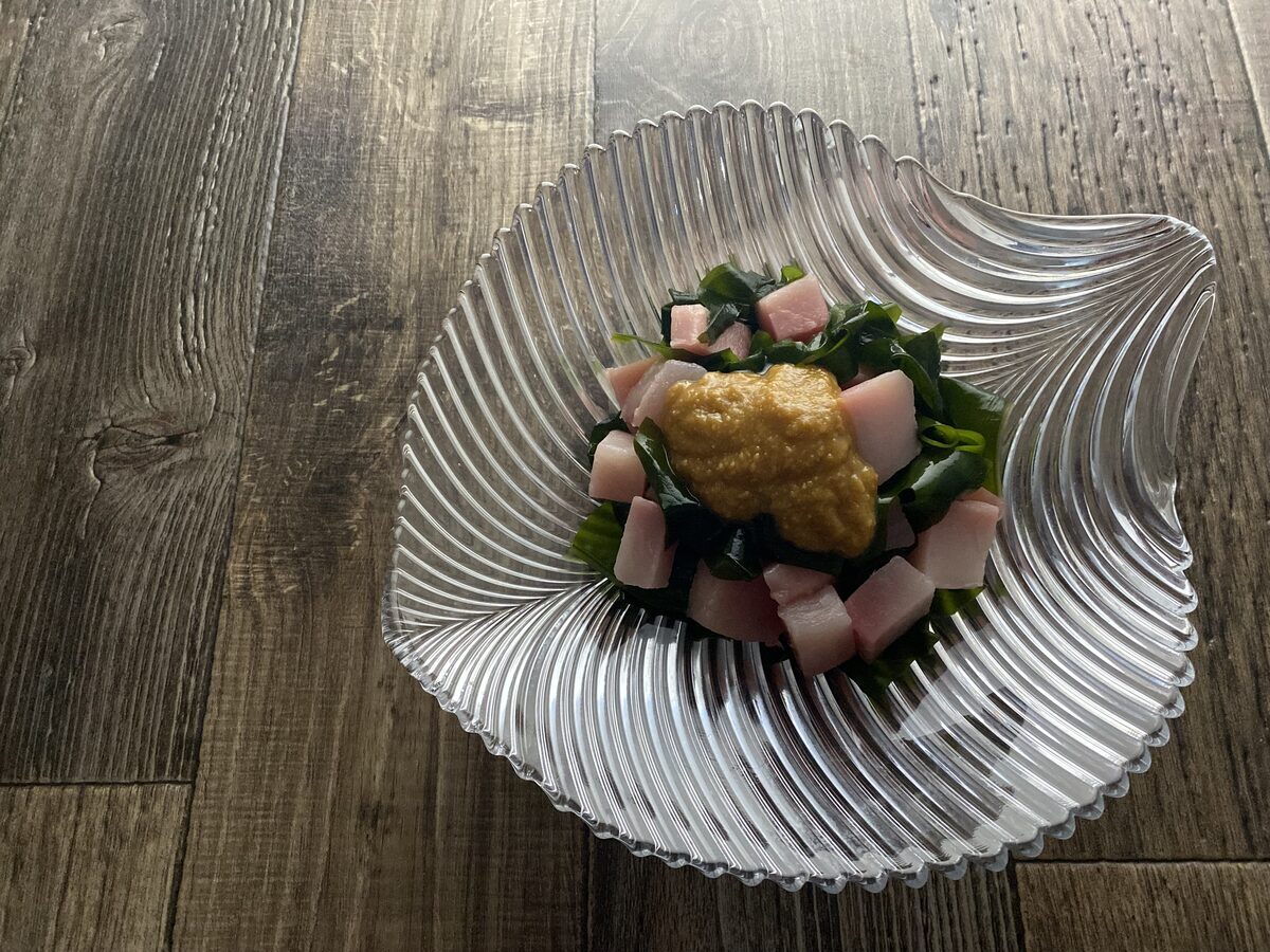 マグロとわかめの辛子酢味噌