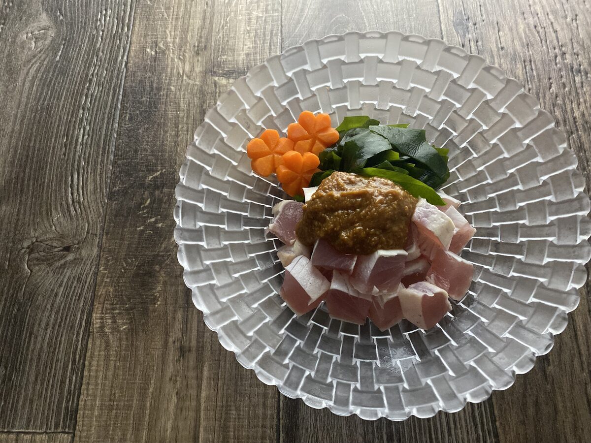 炙りマグロとわかめの辛子酢味噌