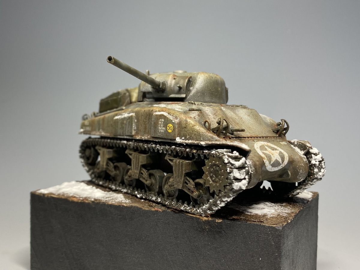 タミヤ M4A1 シャーマンを冬季迷彩で塗りなおした - まだ、サフのまま。