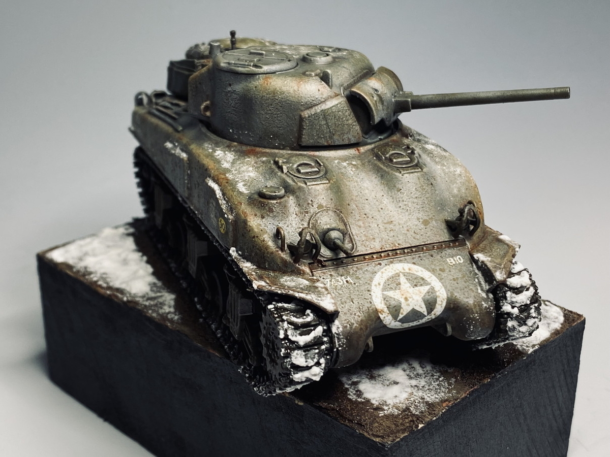 タミヤ M4A1 シャーマンを冬季迷彩で塗りなおした - まだ、サフのまま。