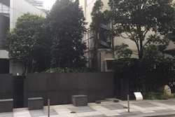 日本橋アネックス広場右に名水白木屋の井戸、漱石名作の舞台の碑