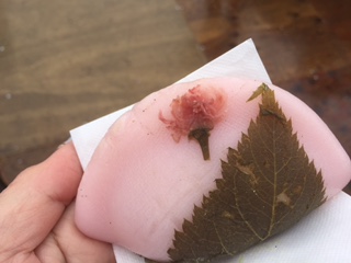 焼き桜餅　塩漬けの桜の葉と桜あんの絶妙なコラボレーション