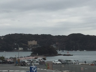 魚どんやの前から駐車場方面