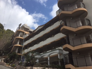 伊豆山のリゾートマンションホテル。すごく急な坂の上にありました！