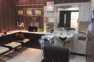 カウンセリングルーム。通常は左側に応接セットがあります。