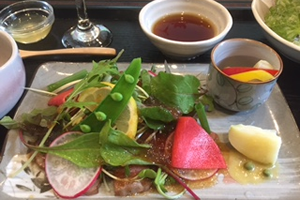 メインディッシュは手作りローストビーフ