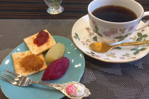 さくらんぼジャム、ビワジャム(普通はどちらか一種)を乗せたクラッカー、ビーツで煮たりんご