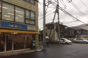 左折します(傘をさした人の方向)