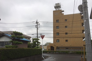 すぐ正面にマンションが見えます