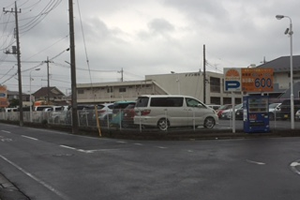 Y字路を左折 コインパーキングがあります