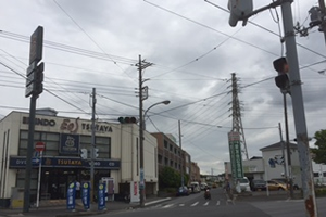 信号の先、左側に千葉愛友会記念病院が見えます