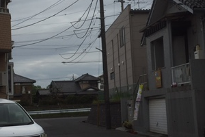 スマイル歯科の手前の道を右折(左の車があるところが歯科医院です) 画面左の家がカフェ じぇりびんず。