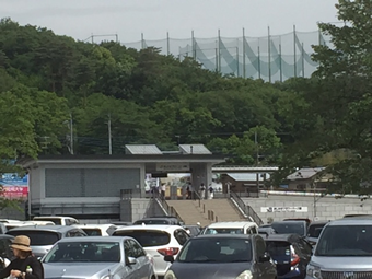 4月1日に開業したばかり、JR両毛線あしかがフラワーパーク駅と駐車場