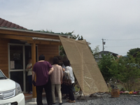 店内には3人ほどしかはいれません。外で並びます。