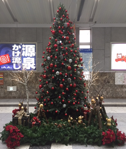 軽井沢駅改札前のクリスマスツリー