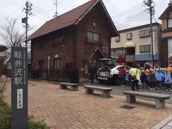 駅前交番で幼稚園児の交通安全教室？