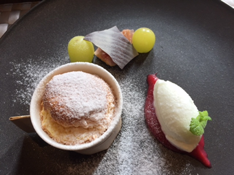 デザートはりんごの入った熱々スフレ、ヨーグルトのアイスクリーム