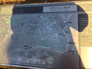 門を出てすぐ左手の階段下には「上野のお山散歩」の案内板がありました。