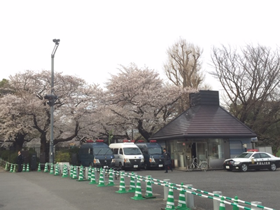 半蔵門交差点、御所入り口の「麹町警察署半蔵門警備派出所」