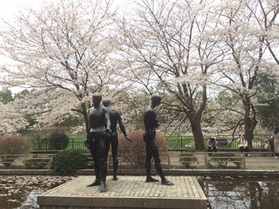 半蔵門子供の池と自由の群像