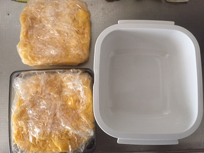 スライスチーズの容器で形を整えるときれいにできます