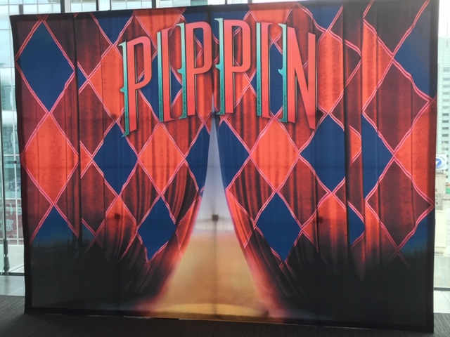 ピピン、記念撮影用垂れ幕