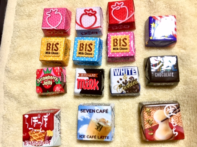 チロルチョコアラカルト。コンビニの小売りは大きい