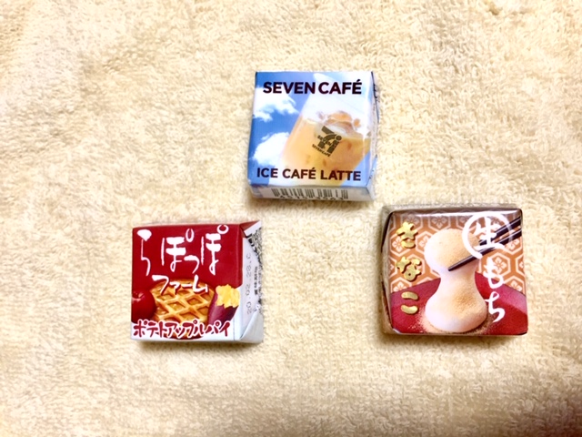 らぽっぽファーム　ポテトアップルパイ、セブンカフェ　アイスカフェラテ、生もちきなこ